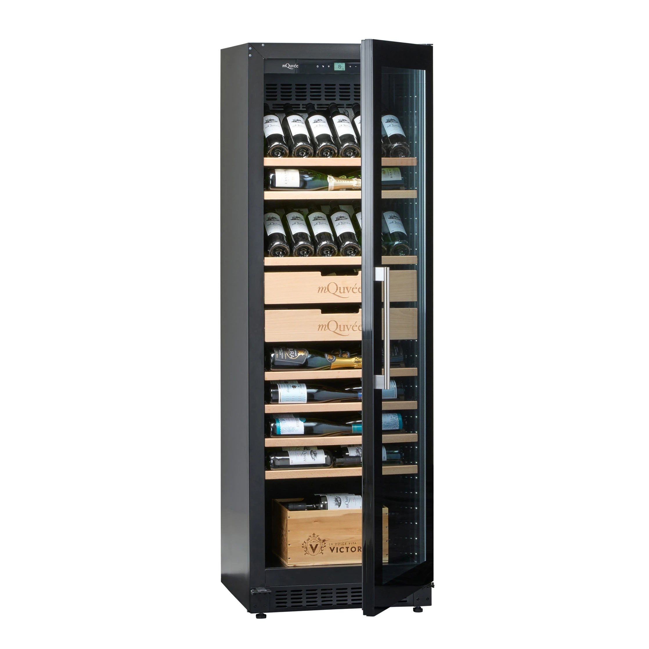 Vista lateral frontal de la Vinoteca 200 botellas mQuvée VELVET 125 Premium Package con puerta de cristal abierta, mostrando estantes de madera con botellas de vino almacenadas horizontalmente y cajas de madera de las marcas mQuvée y Victoria en el interior.