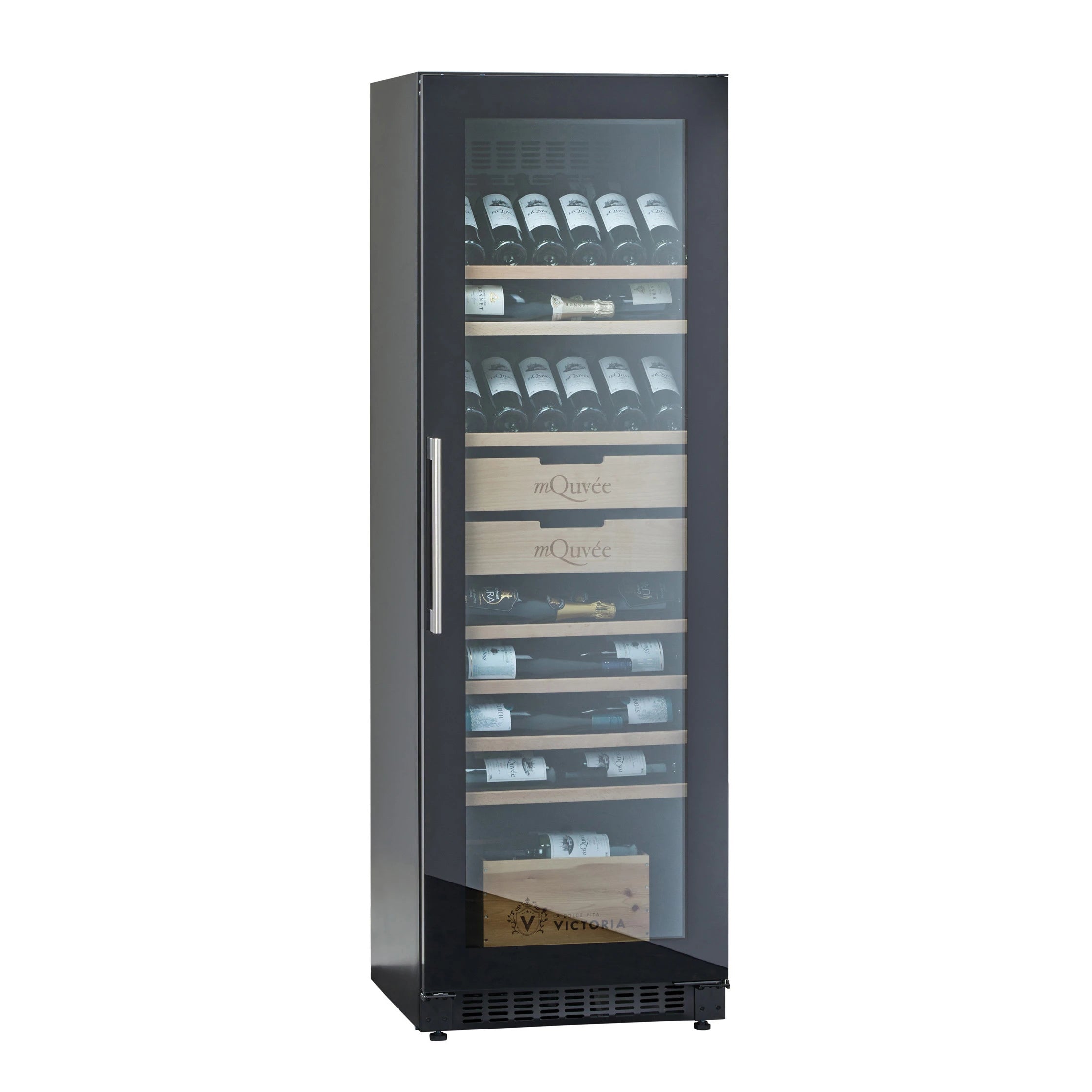 Vista en ángulo de la Vinoteca 200 botellas mQuvée VELVET 125 Premium Package con puerta de vidrio cerrada y ligeramente empañada, mostrando estantes de madera con botellas de vino organizadas y cajas de madera mQuvée y Victoria visibles en el interior.