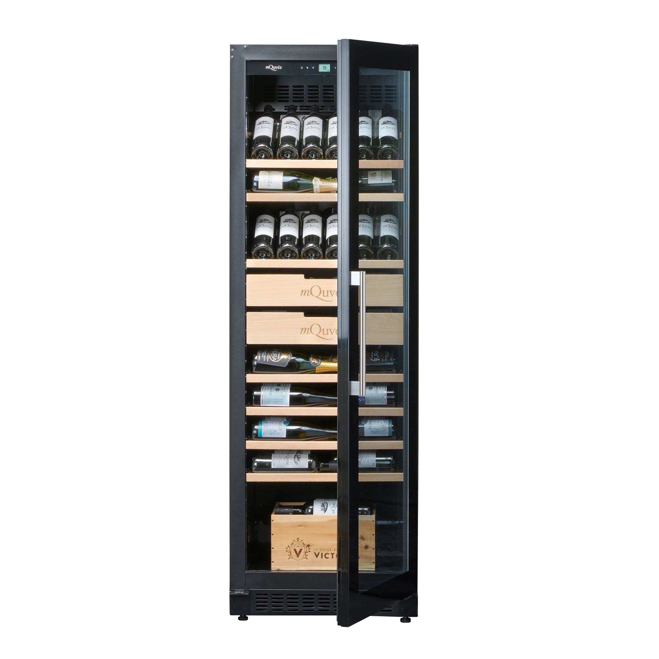 Vista frontal de la Vinoteca 200 botellas mQuvée VELVET 125 Premium Package con la puerta de vidrio parcialmente abierta, revelando estantes de madera llenos de botellas de vino organizadas horizontalmente, junto a cajas de madera de las marcas mQuvée y Victoria en el interior.