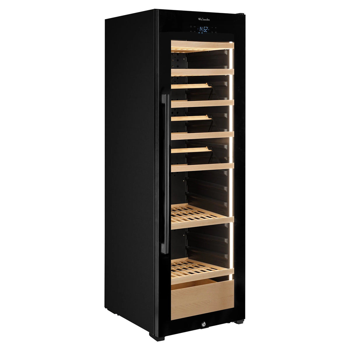Vinoteca La Sommelière VIP205 EDITION vista tres cuartos con la puerta cerrada, estantes de madera vacíos e iluminación LED