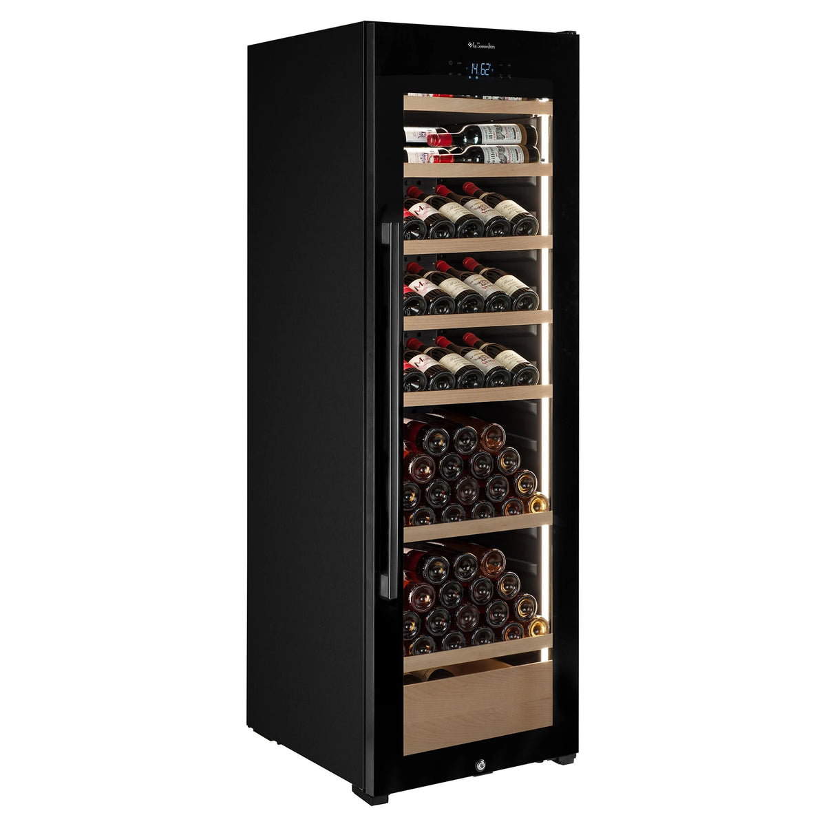 Vinoteca La Sommelière VIP205 EDITION de libre instalación, vista tres cuartos con la puerta cerrada y llena de botellas