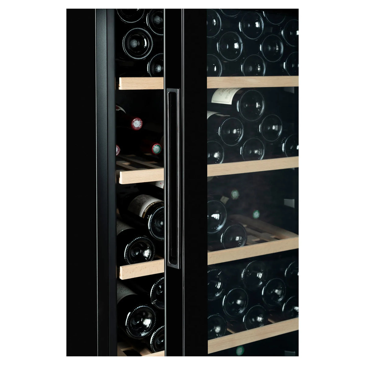 Detalle de la puerta de cristal y el tirador integrado de la vinoteca La Sommelière CLASSIC240