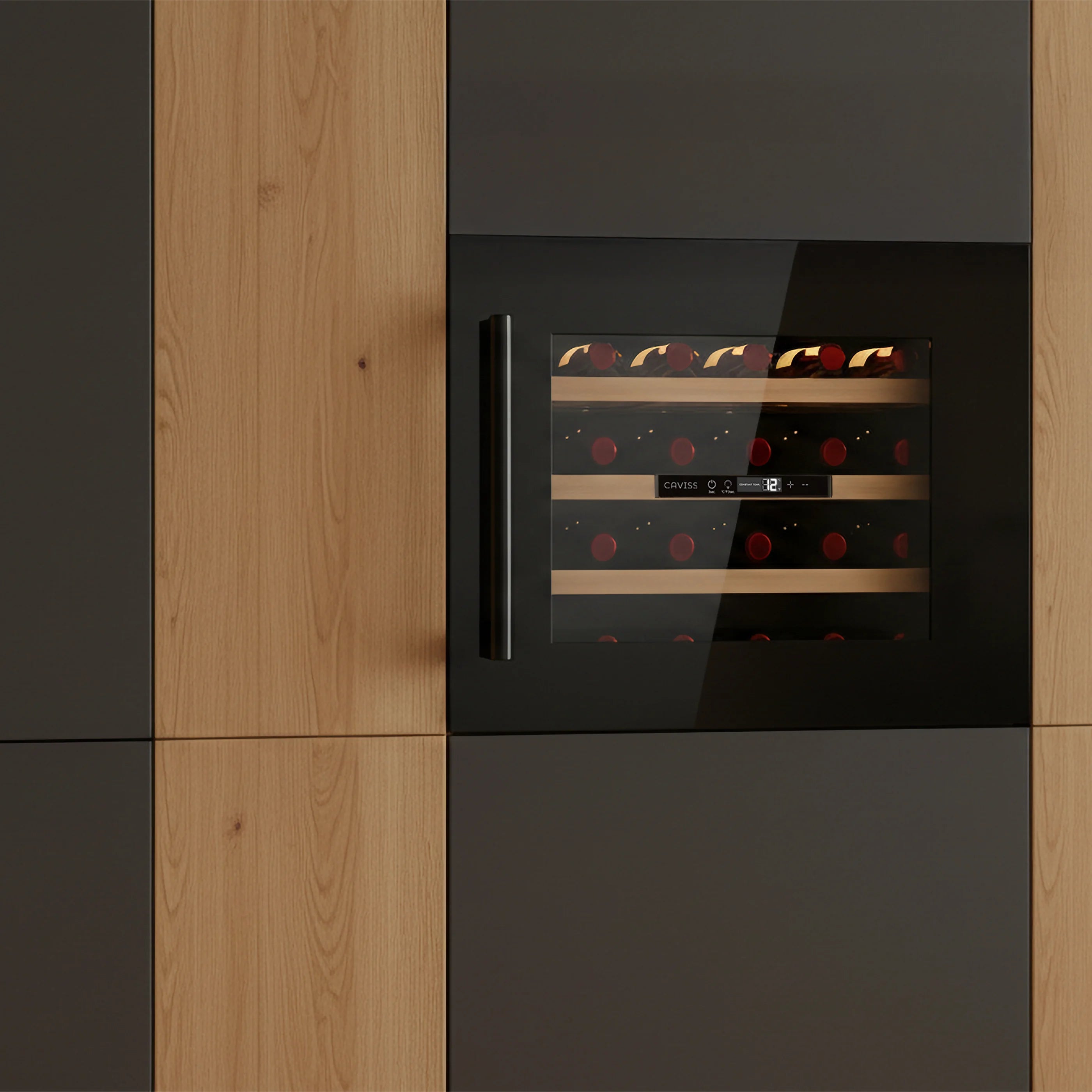 Vinoteca Caviss CT1E24H45N60 encastrada en la columna de una cocina
