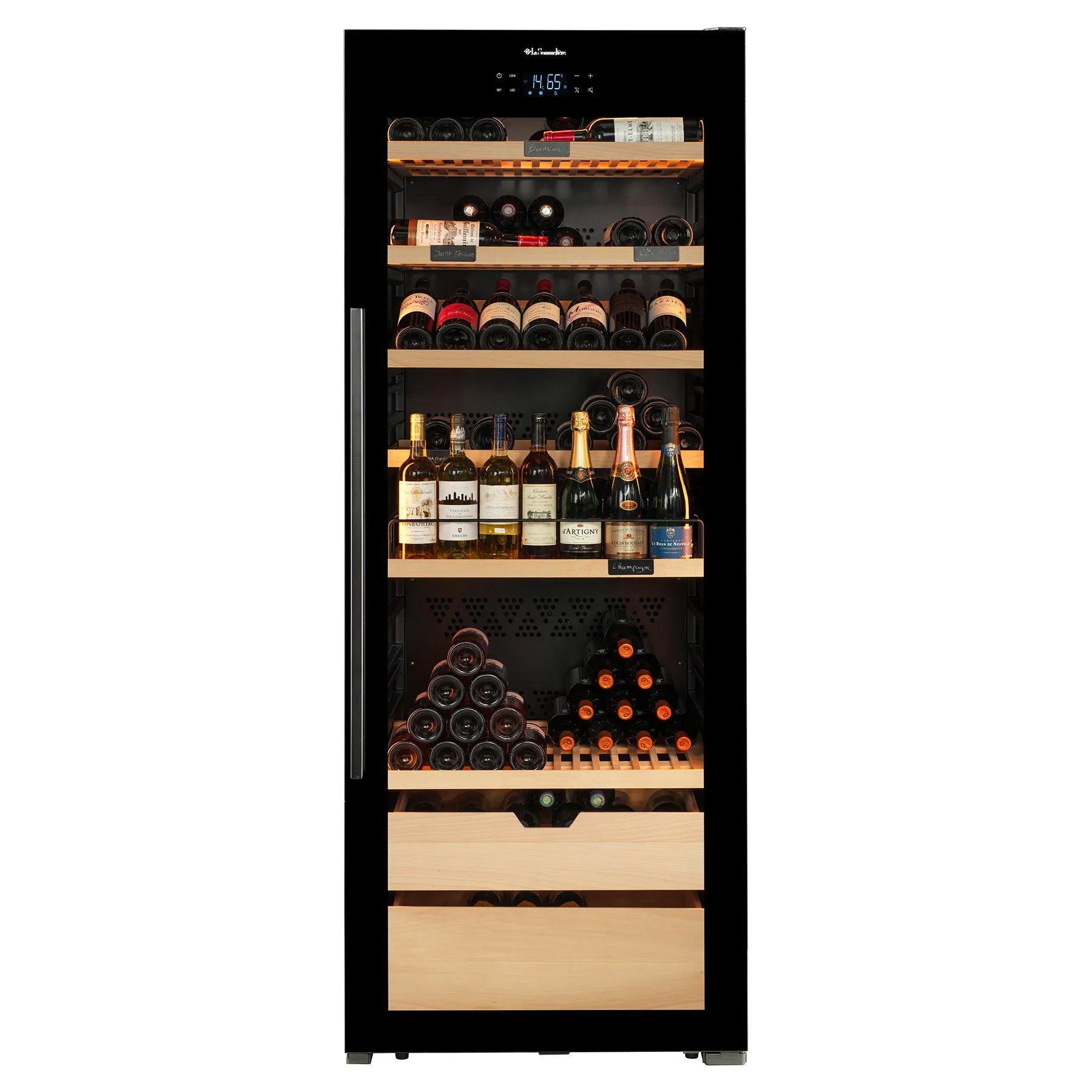 Vinoteca La Sommelière VIP273 Edition con puerta de cristal cerrada, iluminación interior cálida y estantes de madera llenos de botellas de vino organizadas.