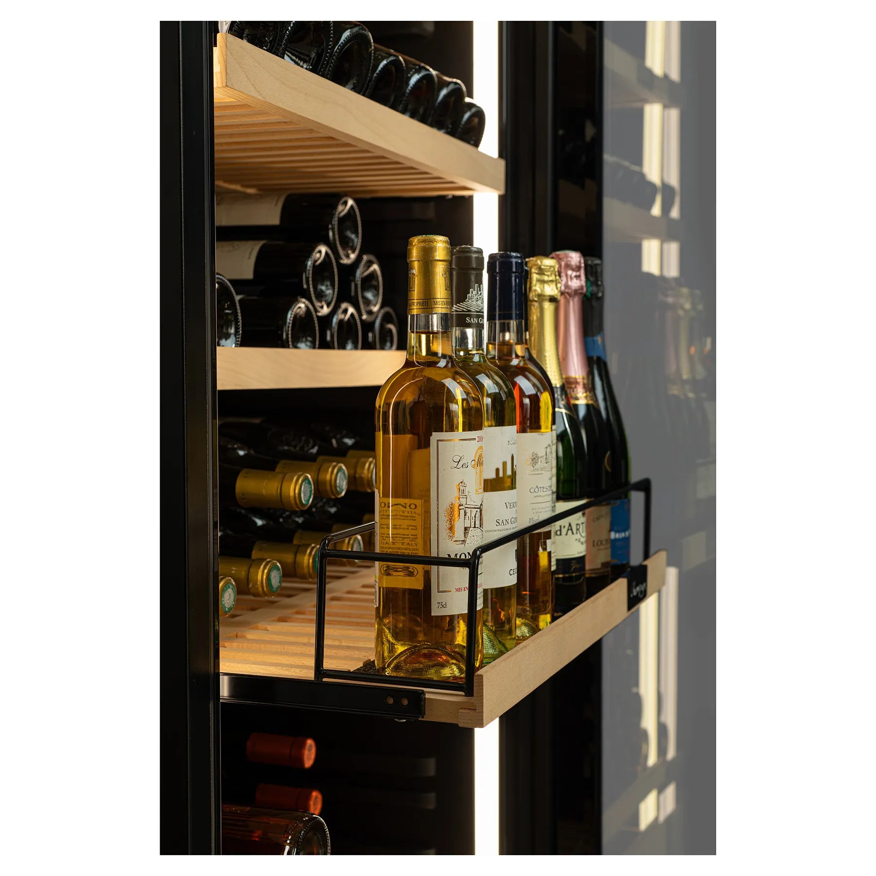 Botellas de vino blanco y espumoso colocadas en estante deslizante con barandilla dentro de vinoteca con iluminación LED.