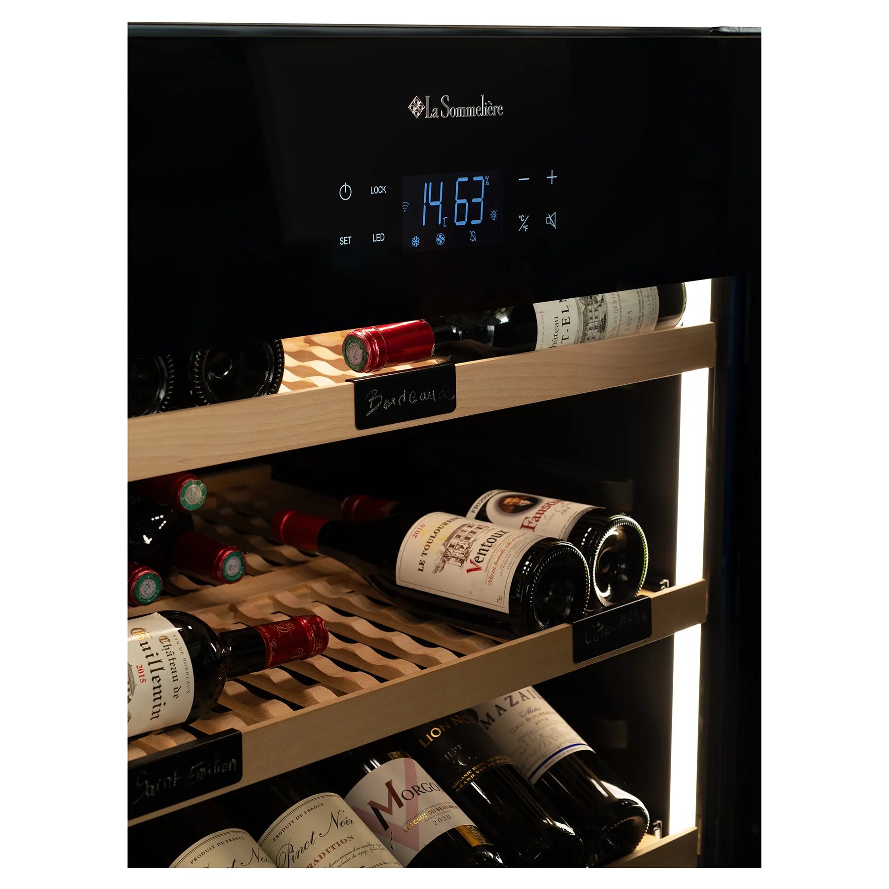 Panel digital de vinoteca La Sommelière mostrando temperatura de 14,6 °C sobre estantes con botellas de vino.