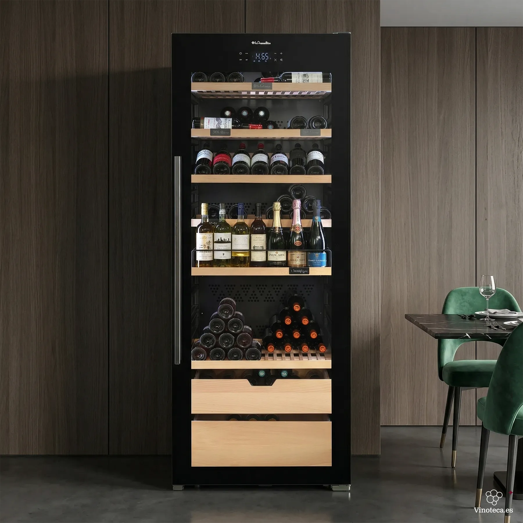 Vinoteca La Sommelière VIP273 Edition integrada en un espacio moderno, con puerta de cristal y estantes de madera llenos de botellas de vino organizadas.
