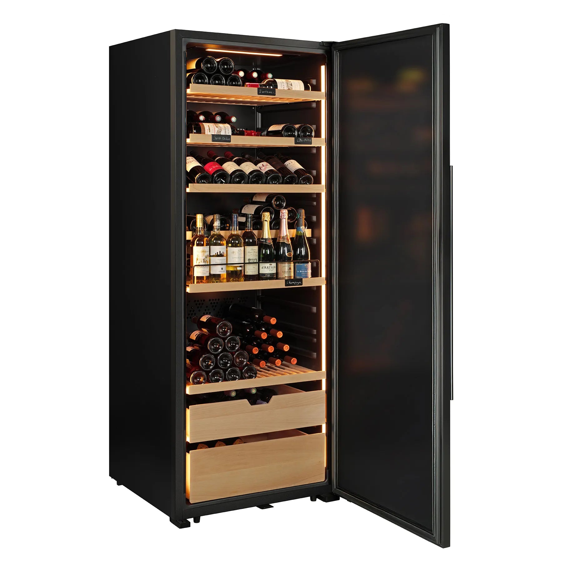 Vinoteca negra en ángulo con puerta abierta, iluminación interior cálida, estantes de madera deslizantes y botellas de vino distribuidas entre zonas de almacenamiento y presentación.