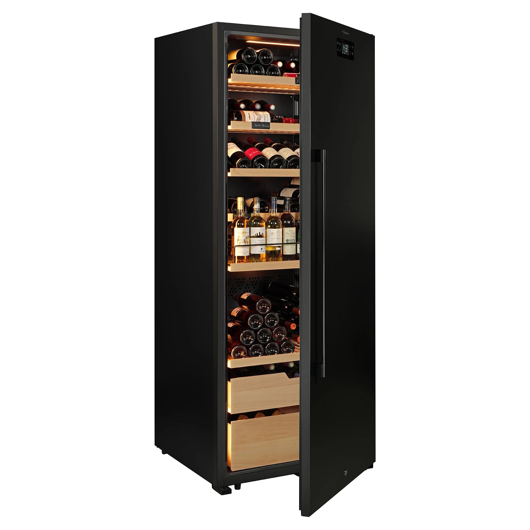 Vinoteca negra de gran capacidad con puerta entreabierta sobre fondo blanco, revelando estantes de madera iluminados y múltiples botellas de vino almacenadas.