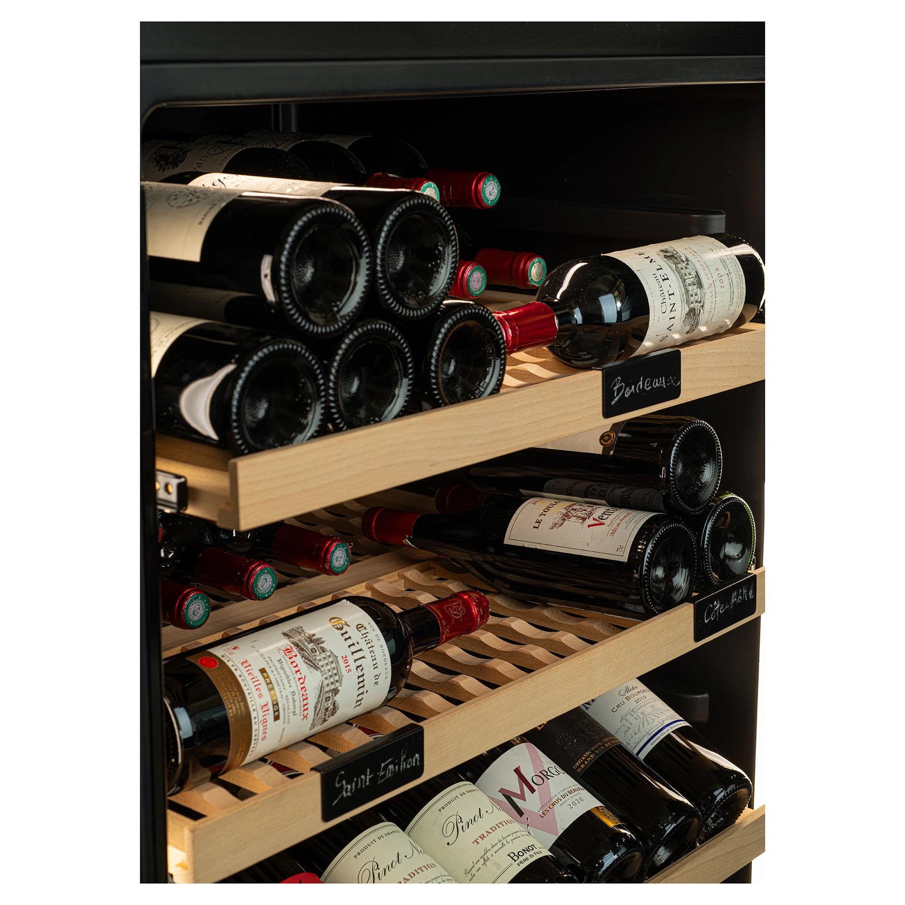 Detalle de estantes de madera en vinoteca con botellas de vino en posición horizontal, etiquetas visibles y separadores que organizan distintas denominaciones.