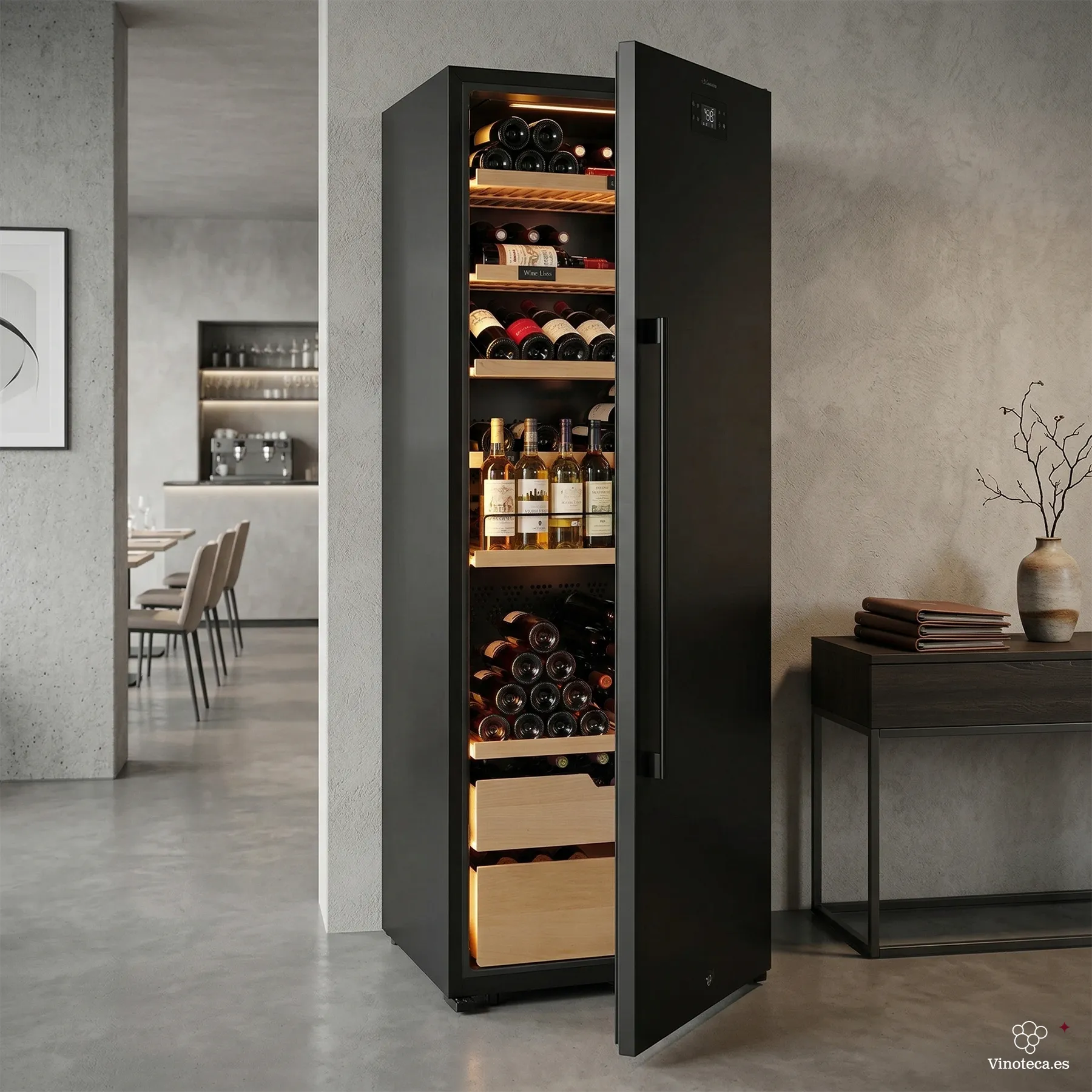 Vinoteca negra La Sommelière VIP275P Edition en un interior moderno, con la puerta abierta mostrando estantes de madera iluminados y botellas de vino organizadas en su interior.