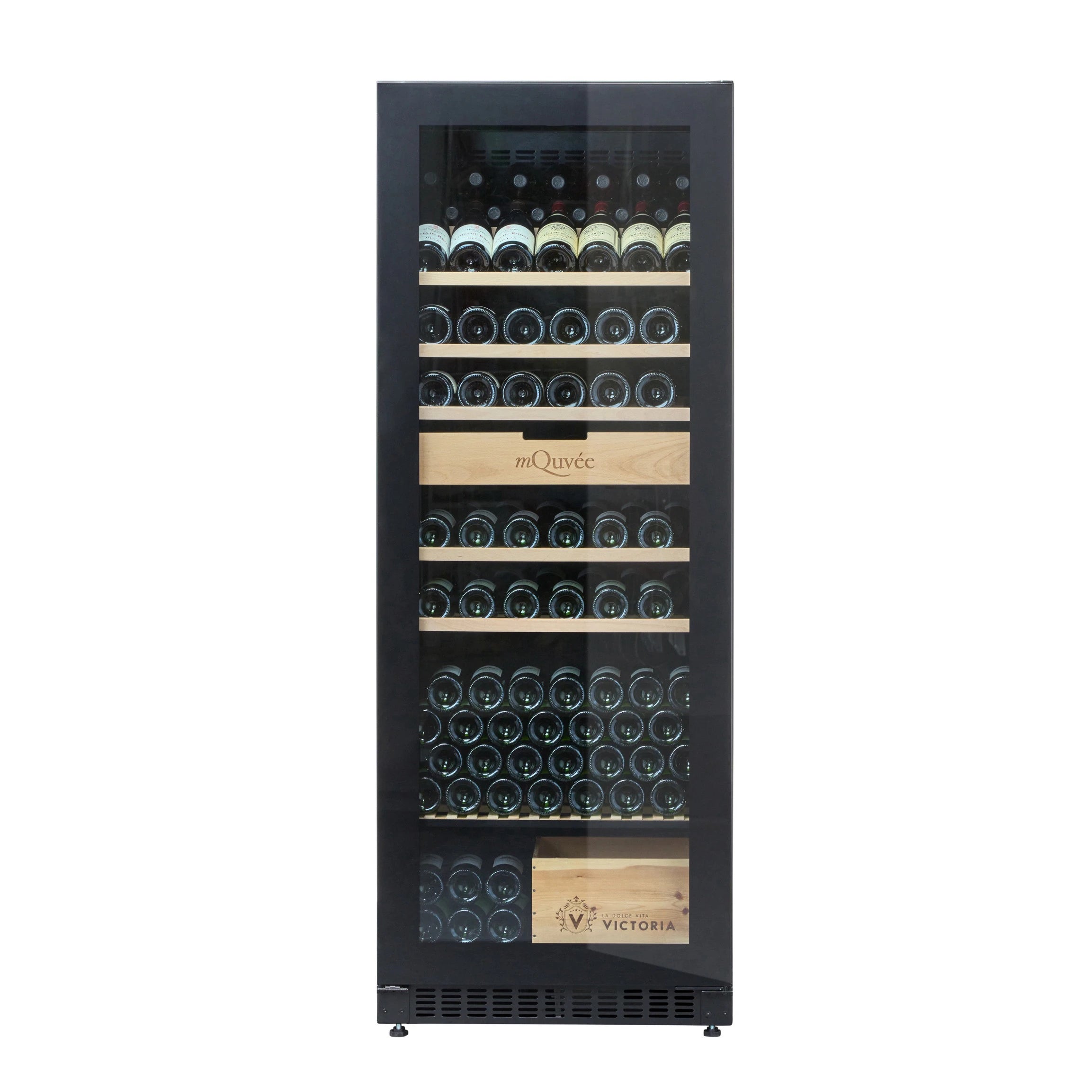 Vista frontal de la vinoteca mQuvée VELVET 220 Premium Package, con puerta de vidrio transparente que deja ver varias botellas de vino almacenadas horizontalmente en estantes de madera, con capacidad para hasta 273 botellas.