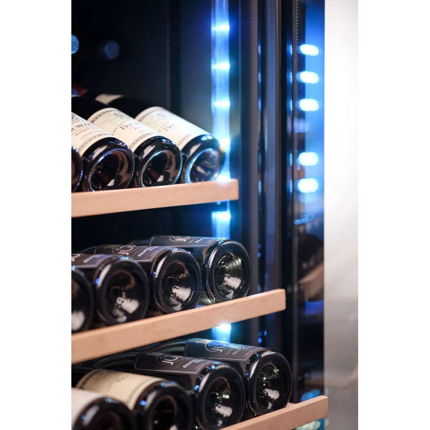 Detalle lateral del interior de la vinoteca mQuvée VELVET 220 Premium Package, con botellas de vino colocadas horizontalmente sobre estantes de madera e iluminación LED azul brillante en el borde lateral.