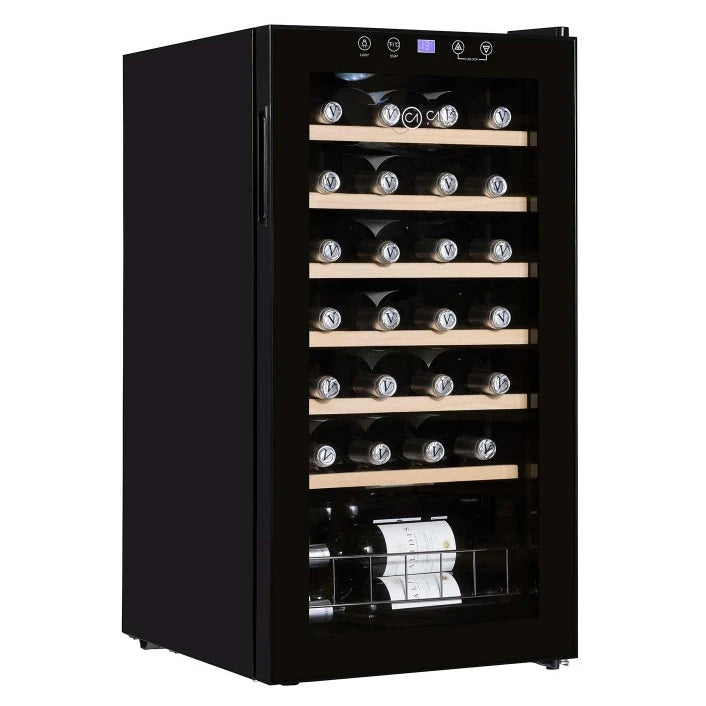 Cave Vinum CV-28-CWS, vinoteca de 28 botellas, vista del interior con estantes de madera.