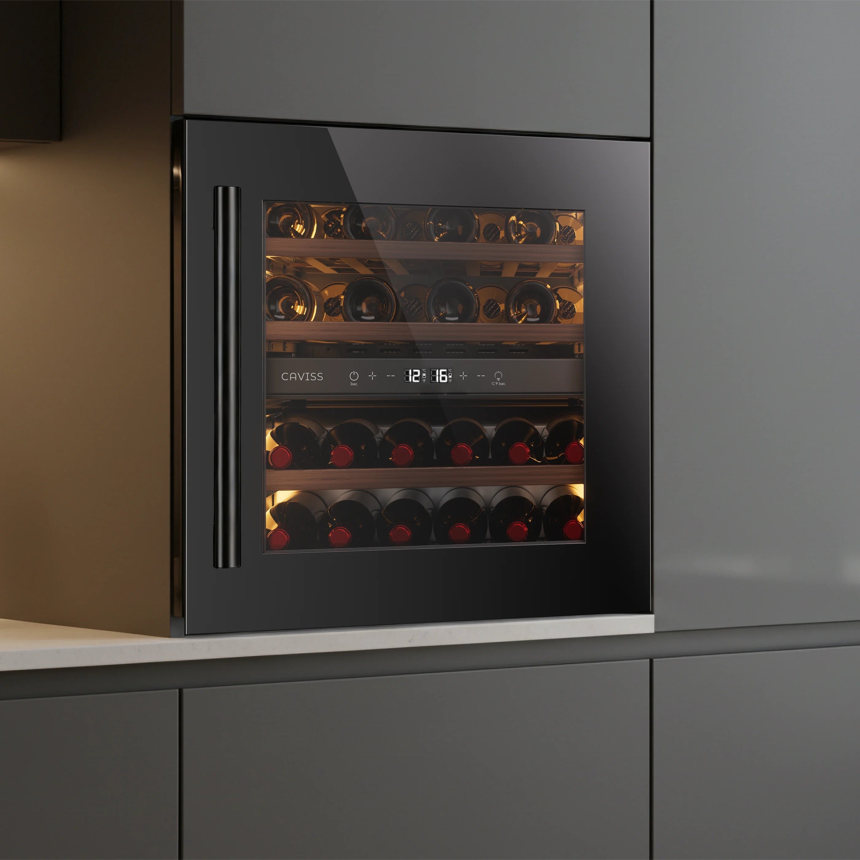 Vinoteca Caviss CT2E28H60N60 encastrada en la columna de una cocina