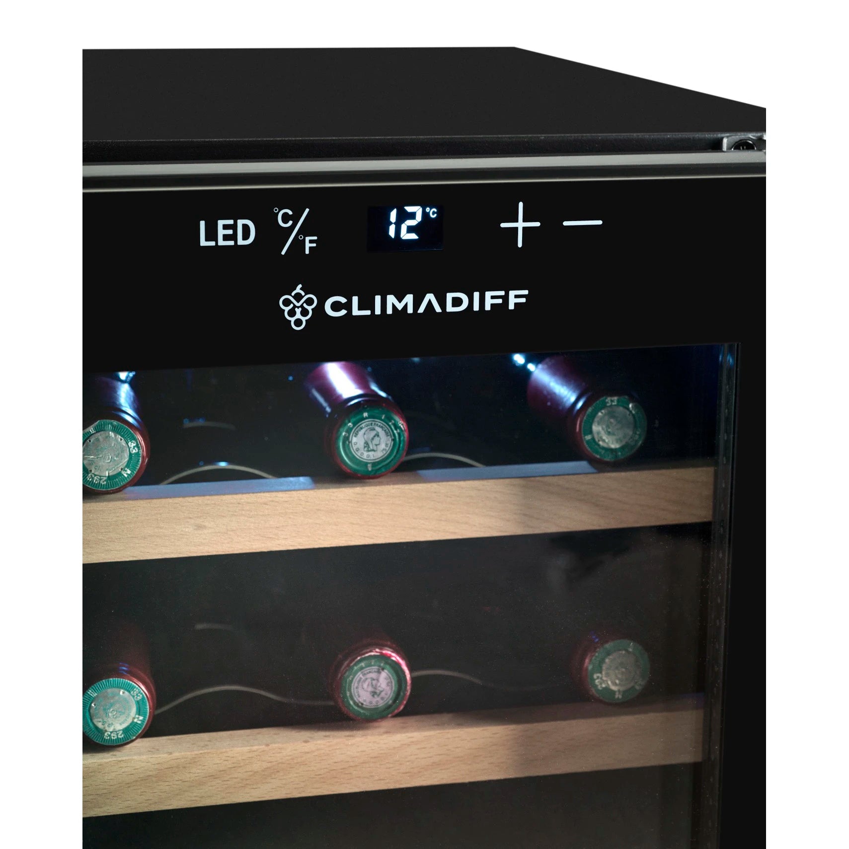Primer plano del control frontal de la vinoteca Climadiff, mostrando pantalla LED con temperatura de 12 grados y botellas almacenadas en el interior.