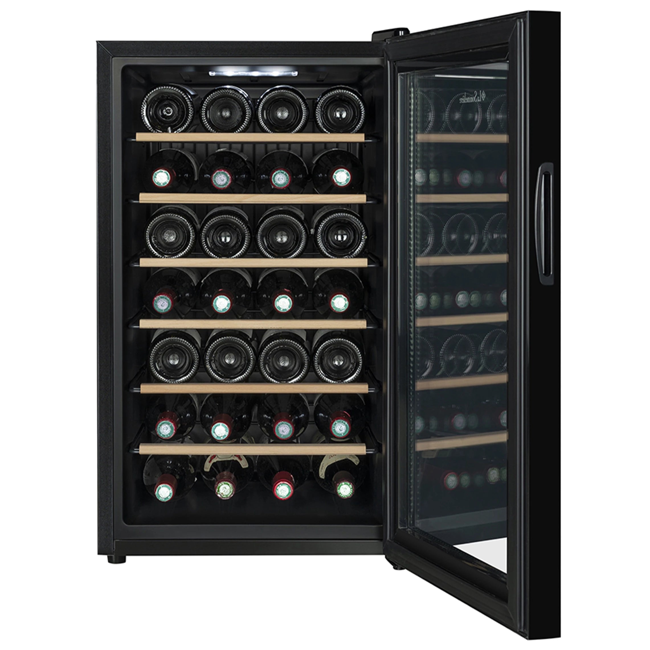 Vinoteca La Sommelière con estanterías de madera y puerta abierta, mostrando su interior completamente abastecido bajo una luz LED blanca.