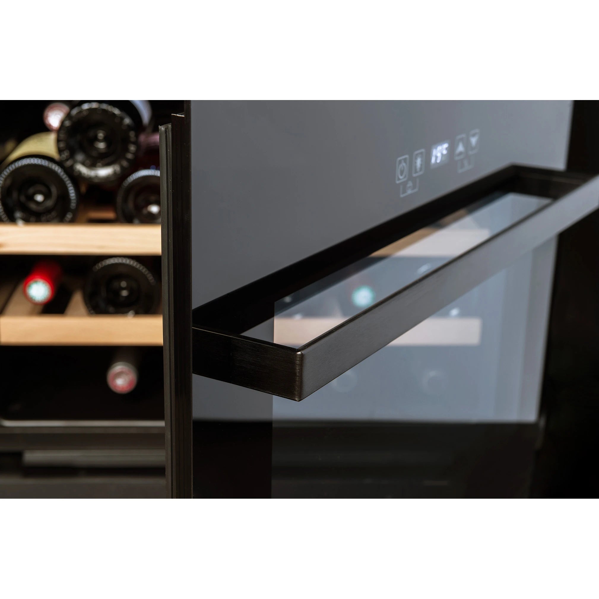 Vista de la Vinoteca 28 botellas La Sommelière LSBI28B cargada de botellas de vino tinto y blanco