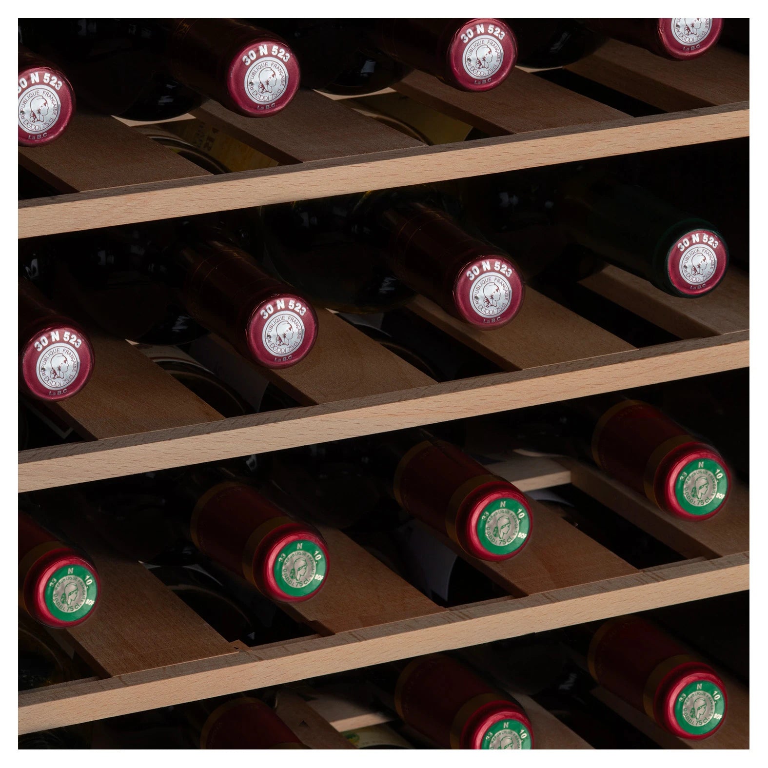 Vinoteca 28 botellas Les Petits Champs CAVCB28 Black detalle de bandejas