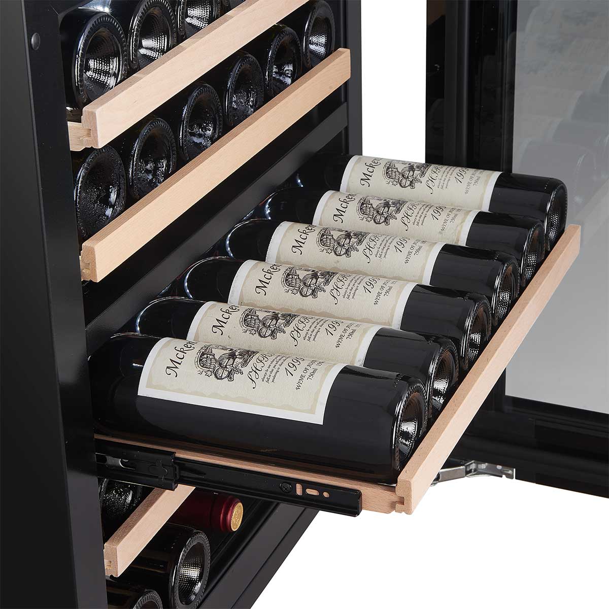 Vinoteca encastrable 30 botellas Cavanova CV030KT detalle de bandejas deslinzates