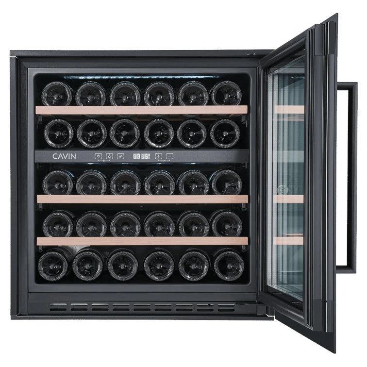Vinoteca Cavin Scandinavian Collection 60 Fullglass Black, interior con estantes de madera para botellas.