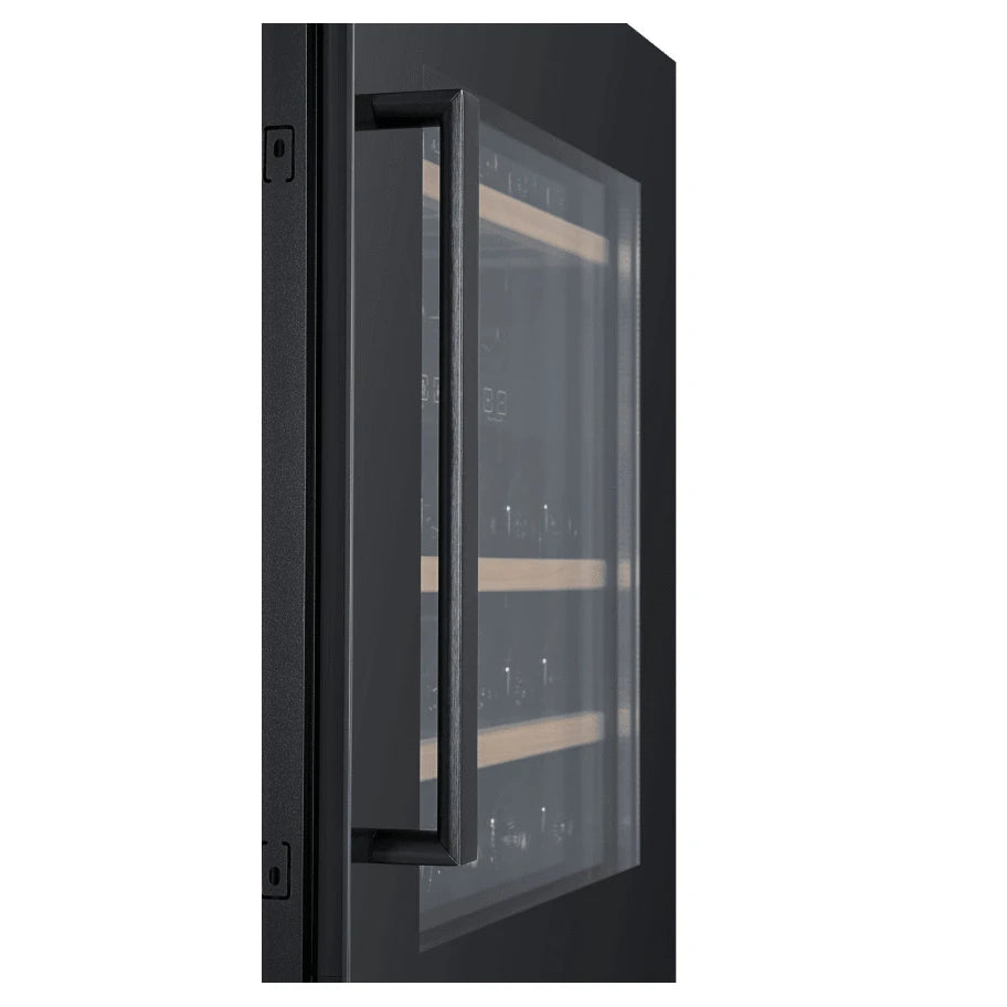 Cavin Scandinavian Collection 60 Fullglass Black, detalle del interior con bandejas de madera antivibración.