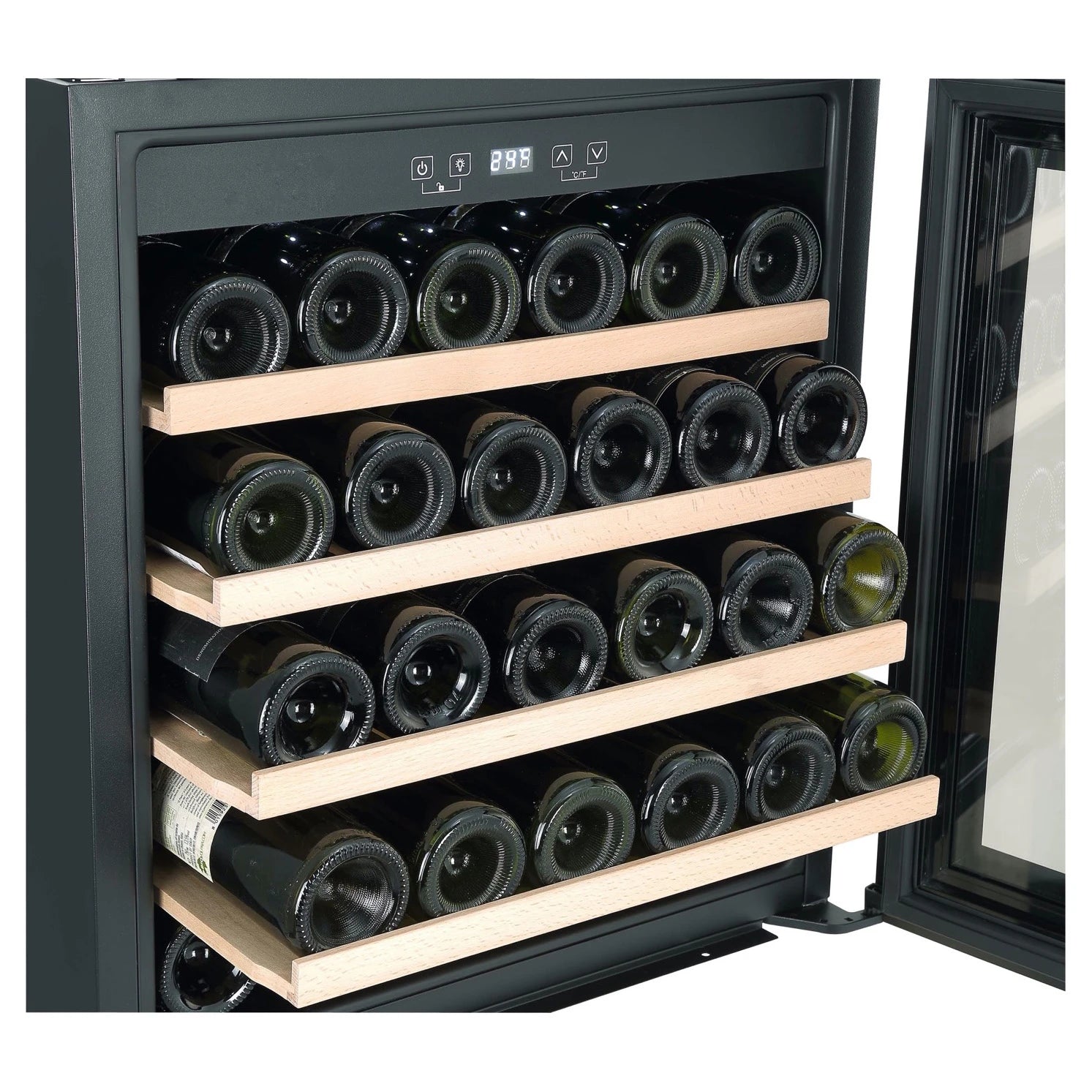 Detalle interior de vinoteca encastrable Caviss SLEN132TBE4 con puerta abierta, mostrando botellas colocadas horizontalmente en estantes de madera y panel de control digital superior.
