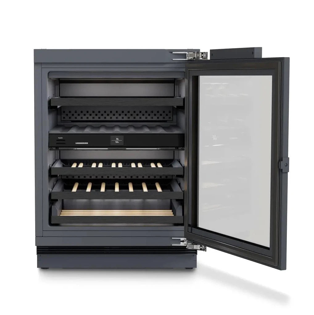 Vinoteca Liebherr UWpri 3662 con puerta de vidrio abierta, mostrando el interior vacío con estantes de madera ajustables y panel de control digital.