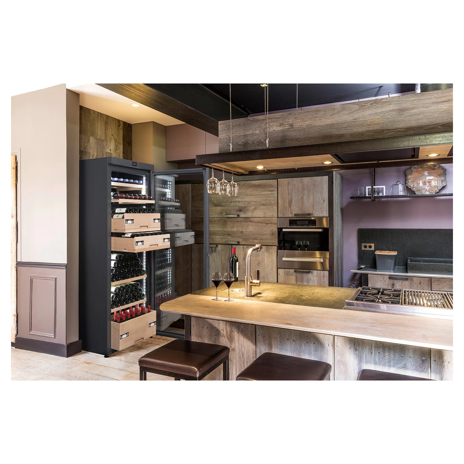 Vinoteca La Sommelière VIP330V integrada en cocina de lujo con isla de madera, campana y iluminación de diseño