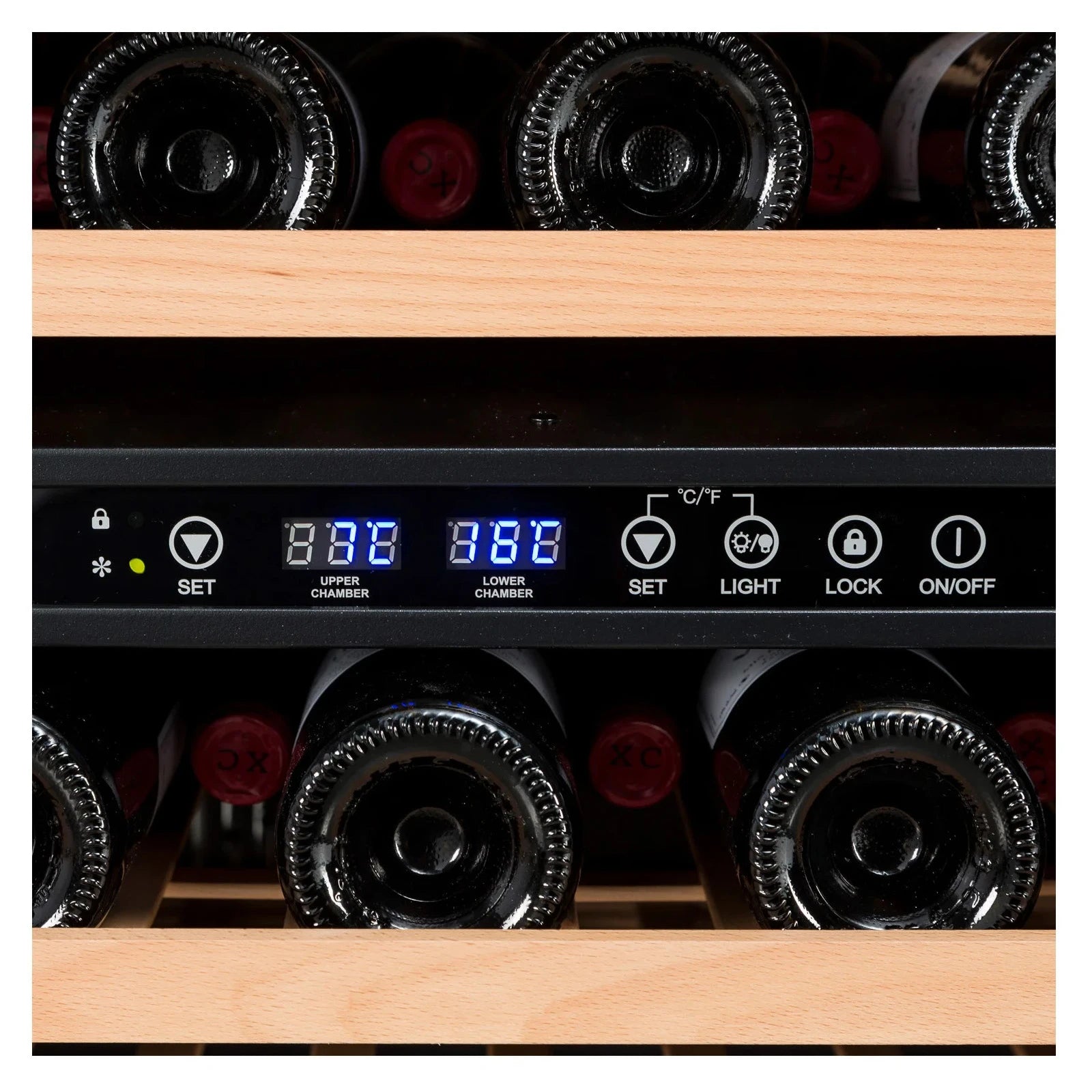 Detalle de la vinoteca Vinobox V40 GC 1T Encastrable Inox con puerta de doble cristal anti UV.