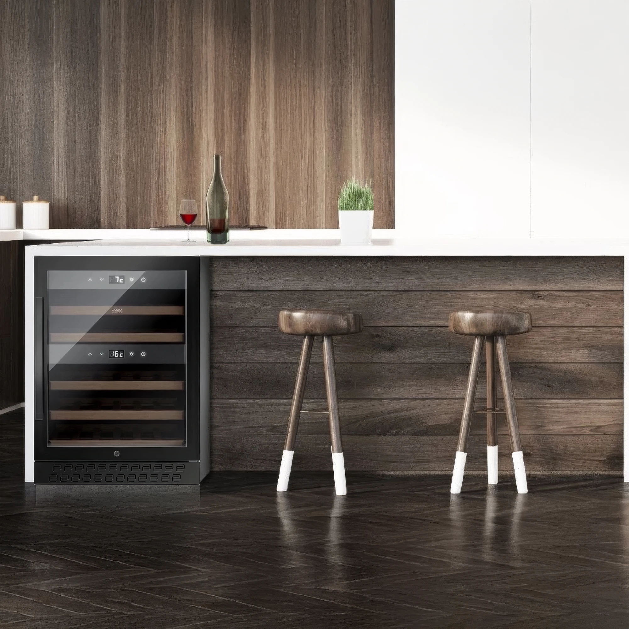 Vista de una cocina contemporánea con vinoteca Caso WineChef Pro 40 Black integrada en la isla, junto a dos bancos altos de madera y una superficie blanca decorada con elementos minimalistas.