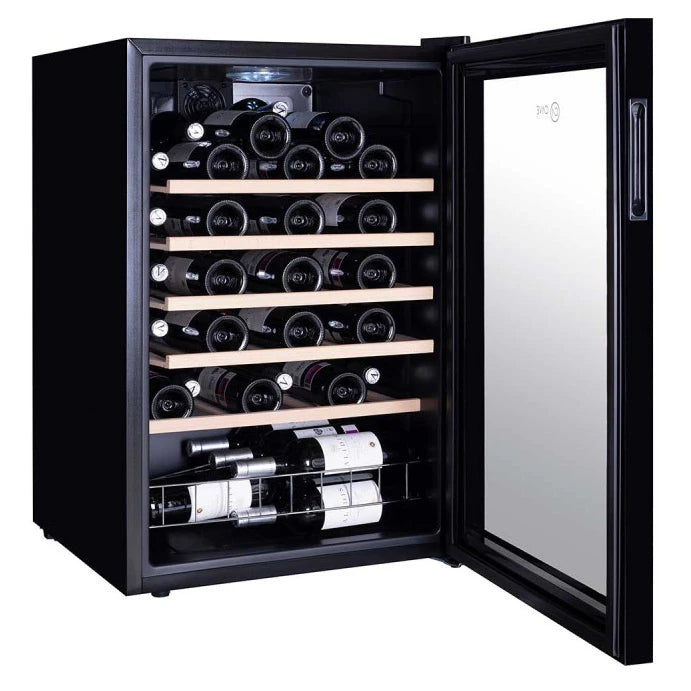 Cave Vinum CV-40-CWS, vinoteca de 40 botellas, detalle del interior con baldas de madera.
