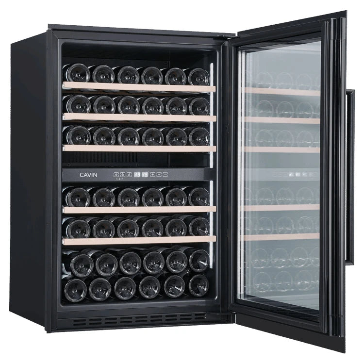 Vinoteca Cavin Scandinavian Collection 90 Fullglass Black, interior con bandejas de madera para botellas.