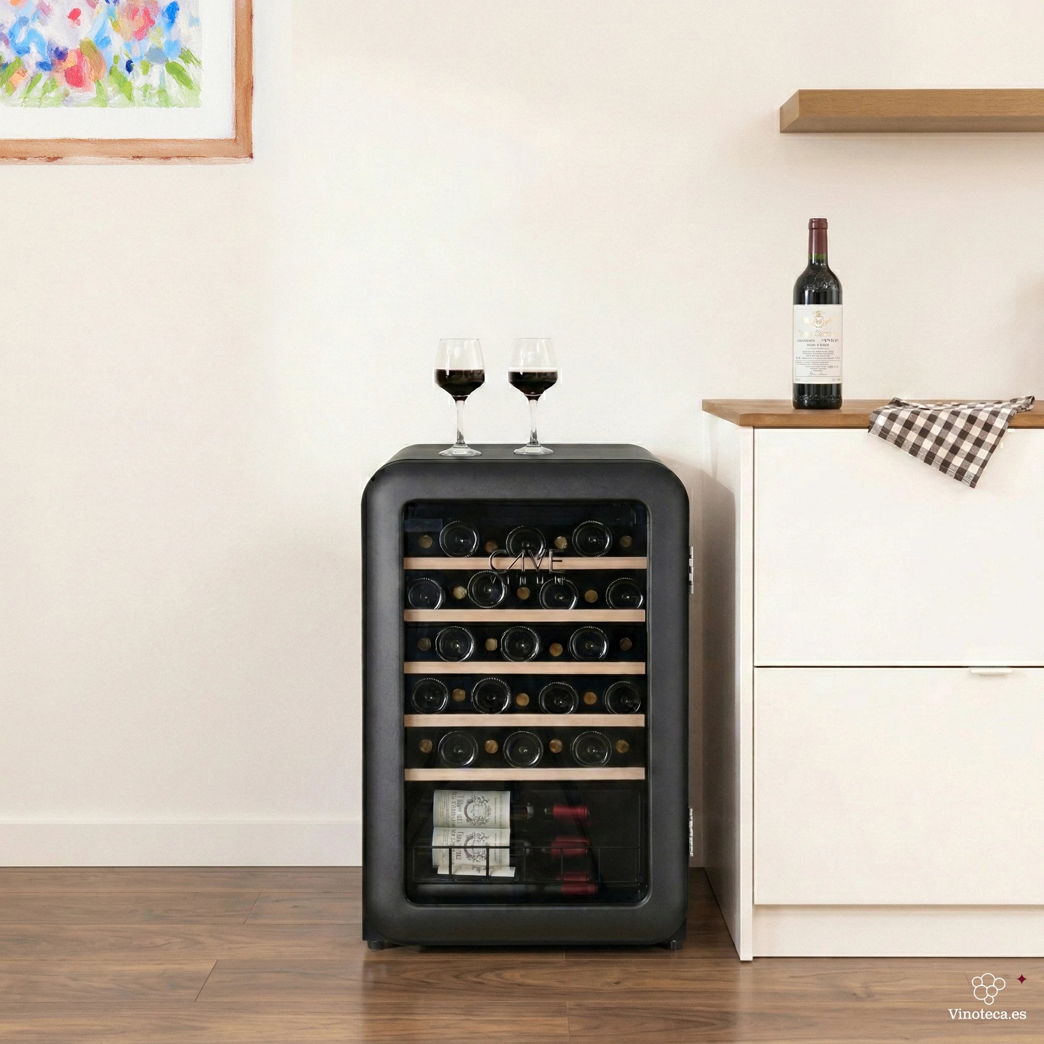 Vinoteca Cavevinum CV-45 en salón moderno, con botellas visibles y dos copas de vino sobre la parte superior.