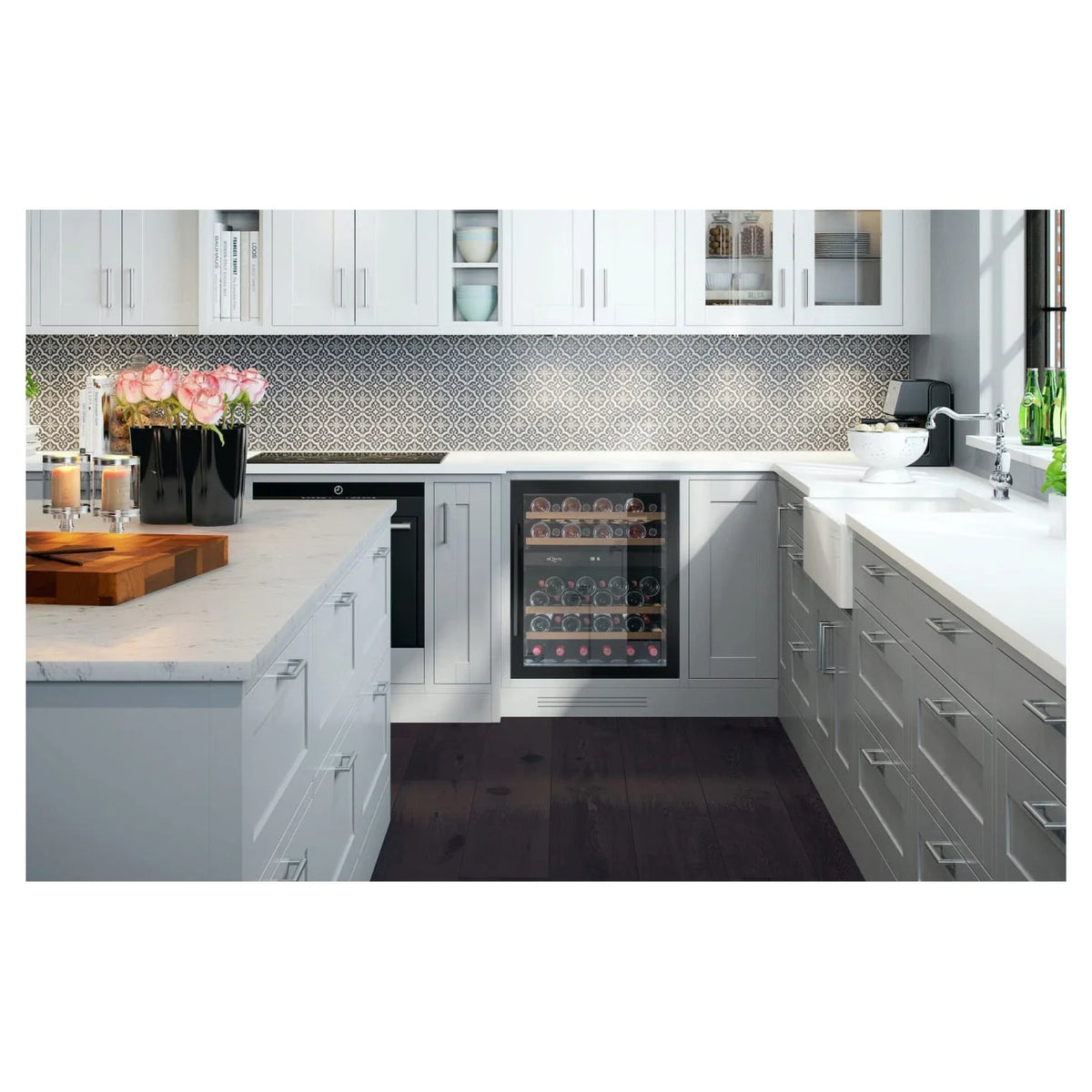 Interior de la vinoteca mQuvée WineCave 700 60D Anthracite Black con estantes de madera