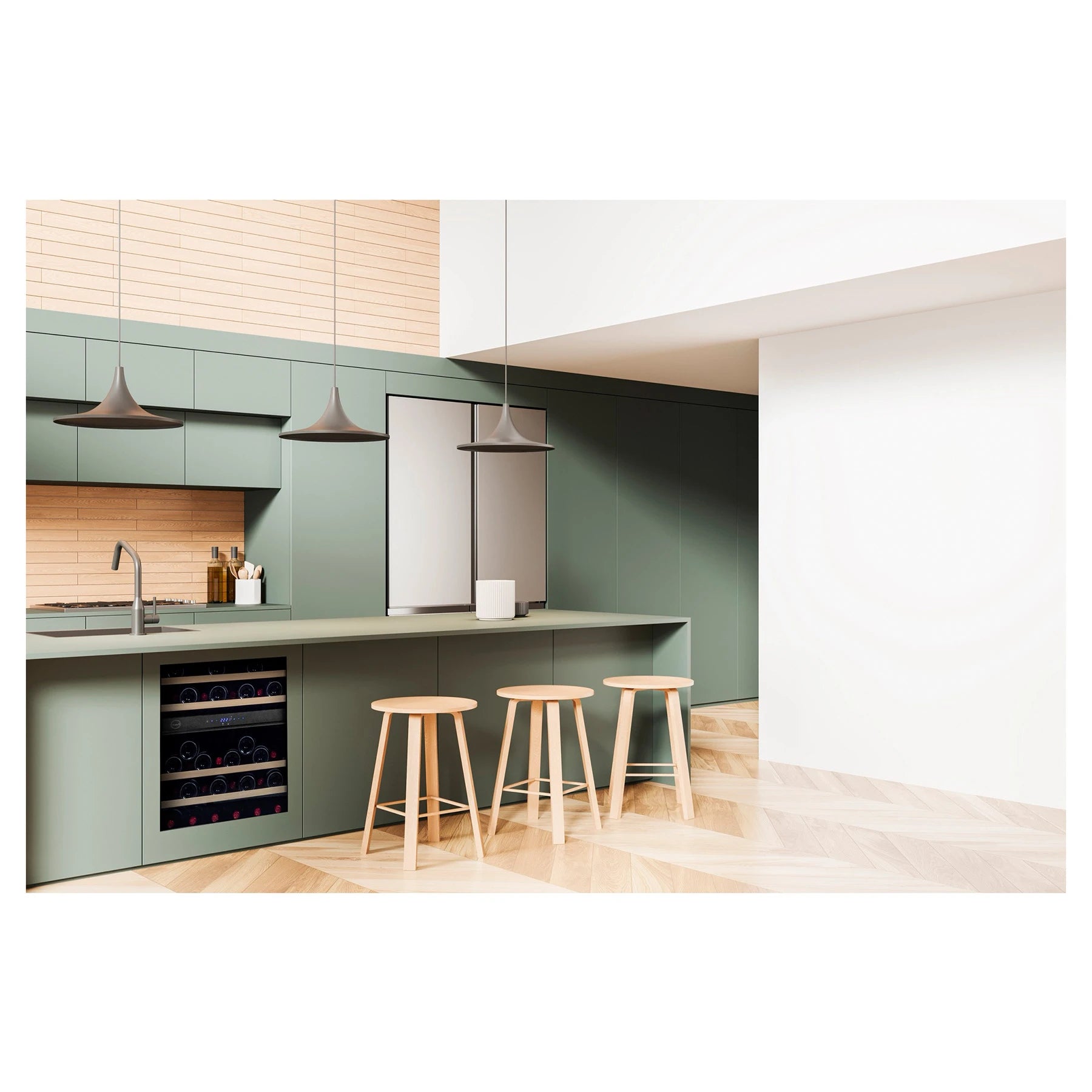 Cocina moderna con muebles verdes y vinoteca Vinobox V45 Deco empotrada bajo la isla, con puerta de vidrio y estantes de madera visibles.