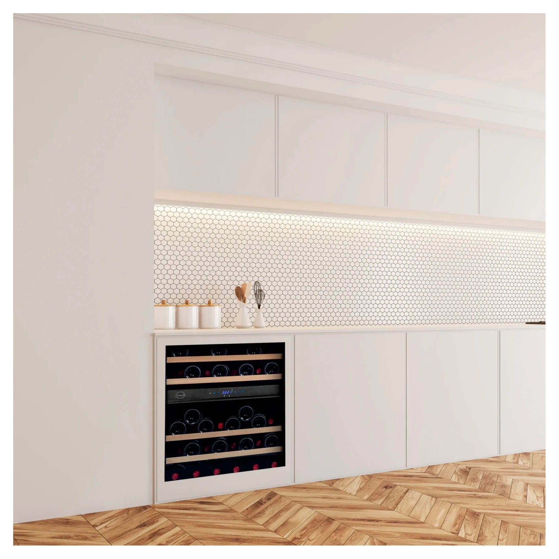Cocina blanca moderna con vinoteca Vinobox V45 Deco empotrada bajo mesada, con puerta de vidrio y estantes de madera visibles.