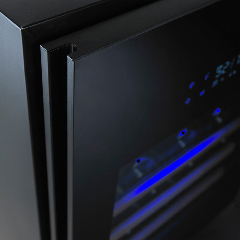 Detalle de la vinoteca Cave Vinum CV-46-BL PREMIUM de 46 botellas, encastrable bajo encimera.