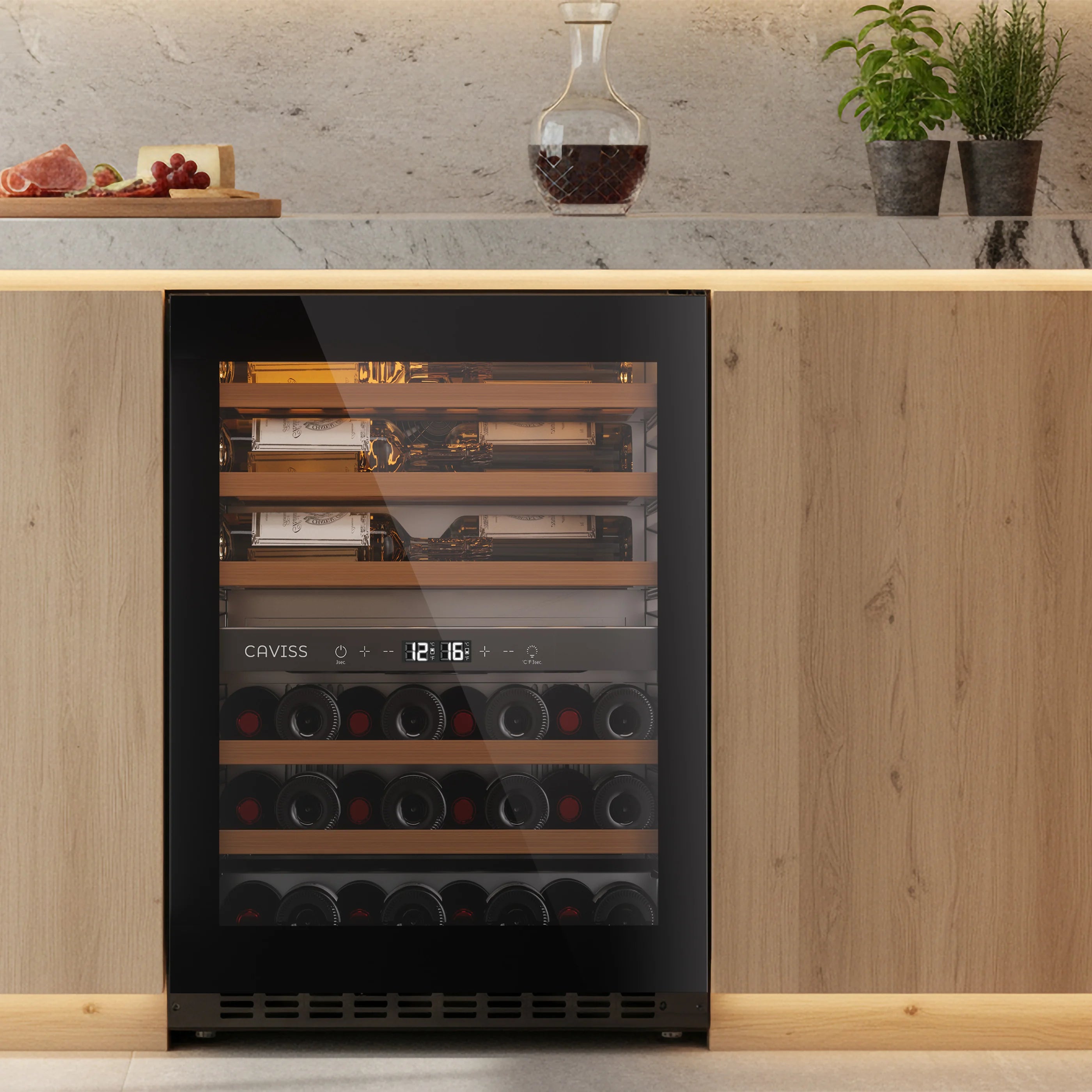 Vinoteca Caviss CT2SP46H82N60 encastrada bajo la encimera de una cocina