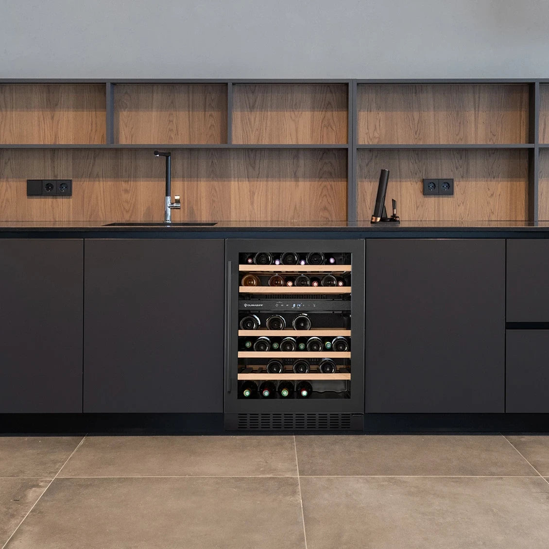 Vinoteca Climadiff CBU50DZBM de 46 botellas y doble zona integrada bajo encimera en una cocina moderna.