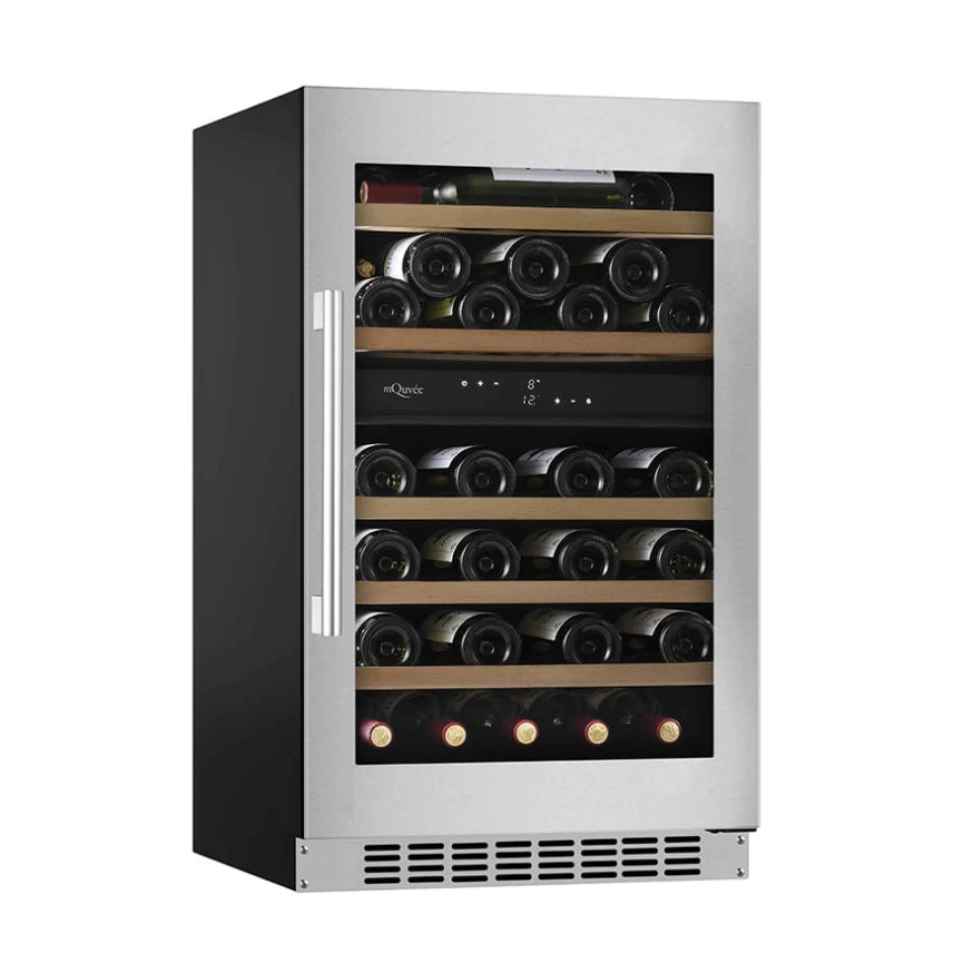 Vinoteca mQuvée WineCave 800 50D de acero inoxidable con puerta de cristal, capacidad para 46 botellas y doble zona de temperatura, mostrada con estantes de madera y botellas organizadas horizontalmente.