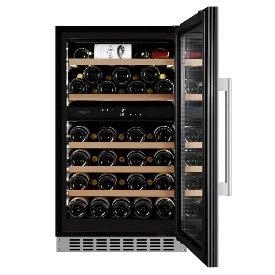 Vinoteca mQuvée WineCave 800 50D con puerta abierta, mostrando botellas de vino distribuidas en estantes de madera, doble zona de temperatura visible y diseño en acero inoxidable y negro.