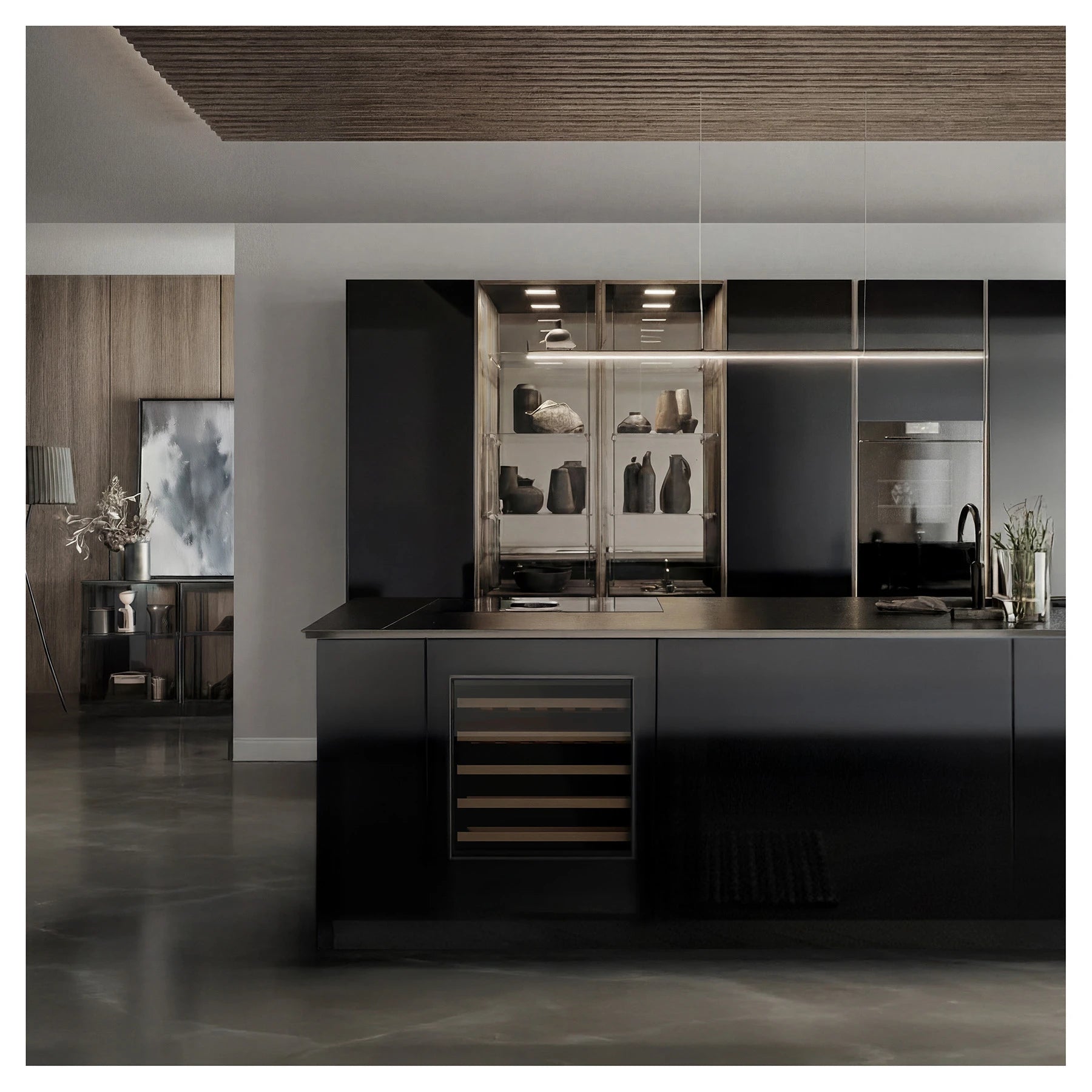 Cocina contemporánea de estilo oscuro con vinoteca empotrada en la isla central, frentes negros brillantes y repisas de madera visibles tras la puerta de vidrio.