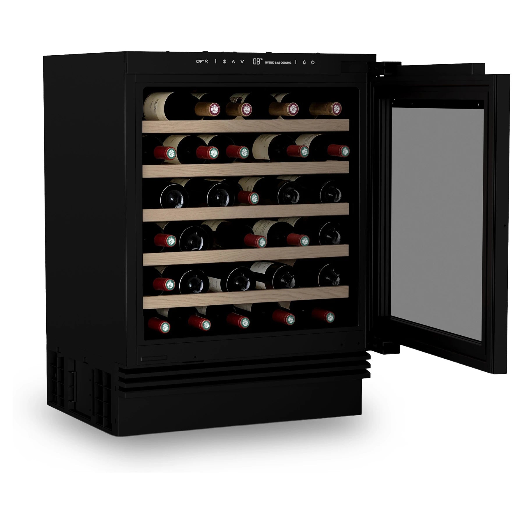 Vinoteca negra empotrable con puerta abierta y varias botellas de vino tinto almacenadas en estantes de madera clara.