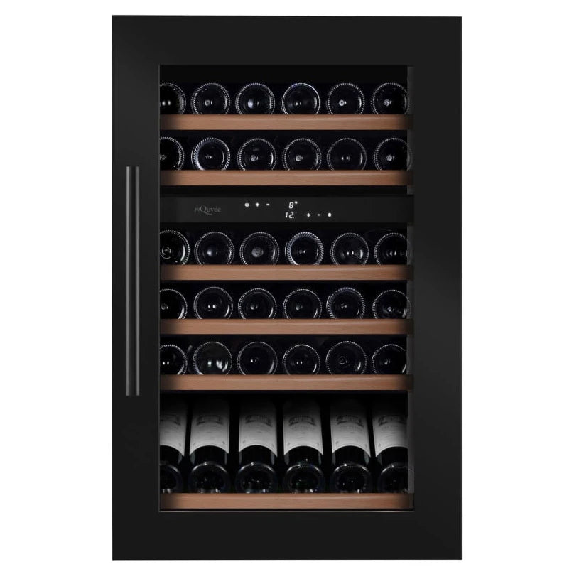 Vista frontal de la vinoteca mQuvée WineKeeper 49D Fullglass Black con puerta cerrada