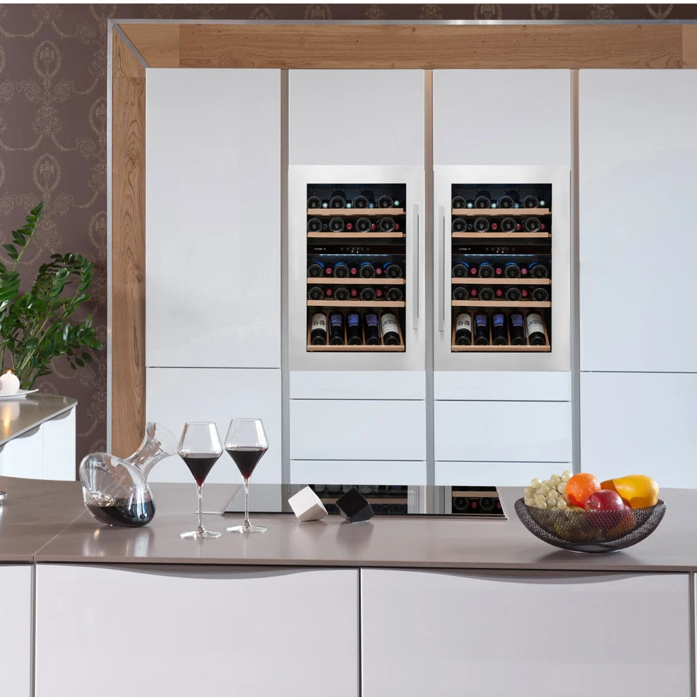 Vinoteca encastrable en columna 52 botellas Avintage AVI47XDZA doble zona instalada en una cocina contemporánea.