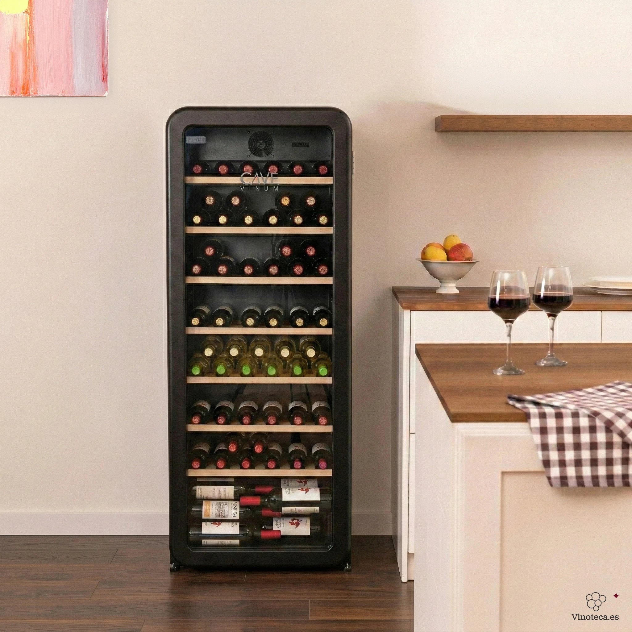 Vinoteca Cavevinum CV-76 en cocina moderna, con puerta de vidrio cerrada y botellas de vino organizadas en estantes de madera.