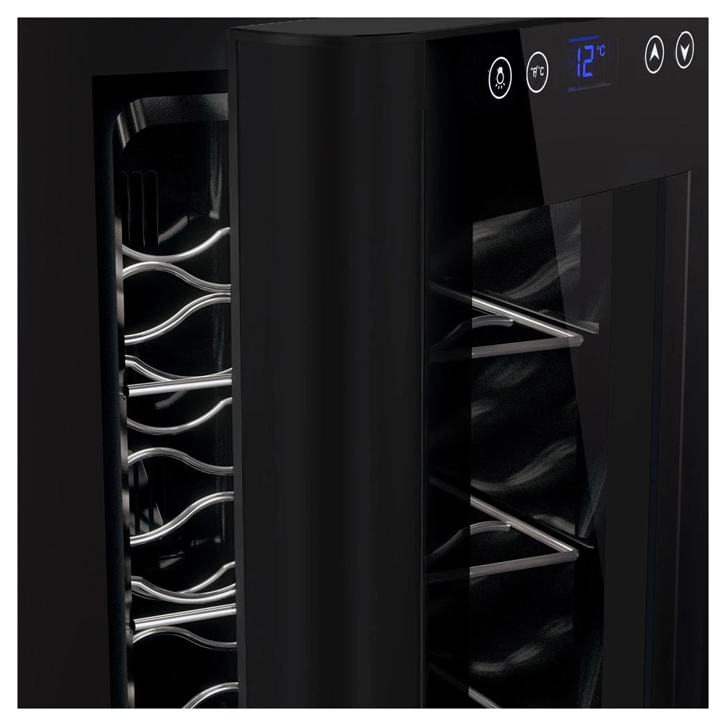 Primer plano de la vinoteca Les Petits Champs CAVSB8 con puerta abierta, destacando el panel digital iluminado a 12 °C y los estantes metálicos ondulados en su interior.