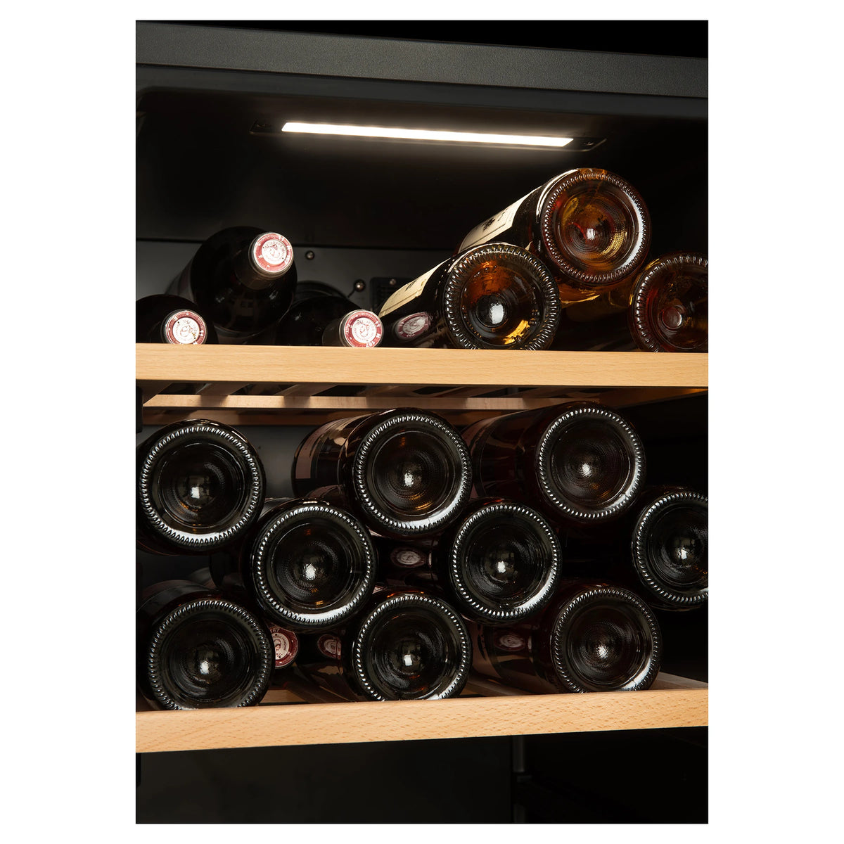Detalle interior de la vinoteca La Sommelière SMART95DZ con botellas sobre bandejas de madera e iluminación LED