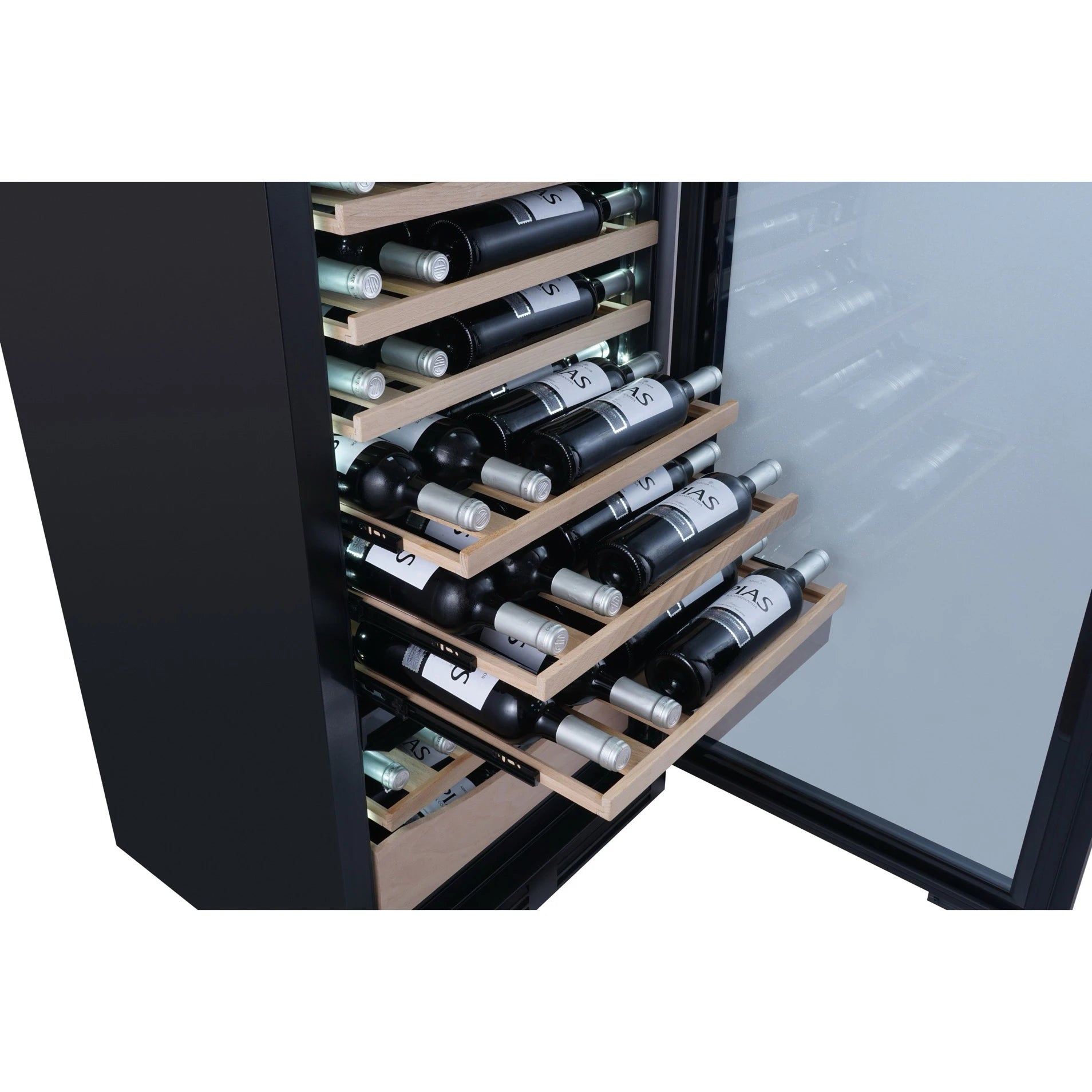 Detalle de la vinoteca Le Chai LTN990S con puerta abierta y estantes de madera parcialmente extraídos, mostrando botellas de vino almacenadas en posición horizontal con tapas metálicas visibles.